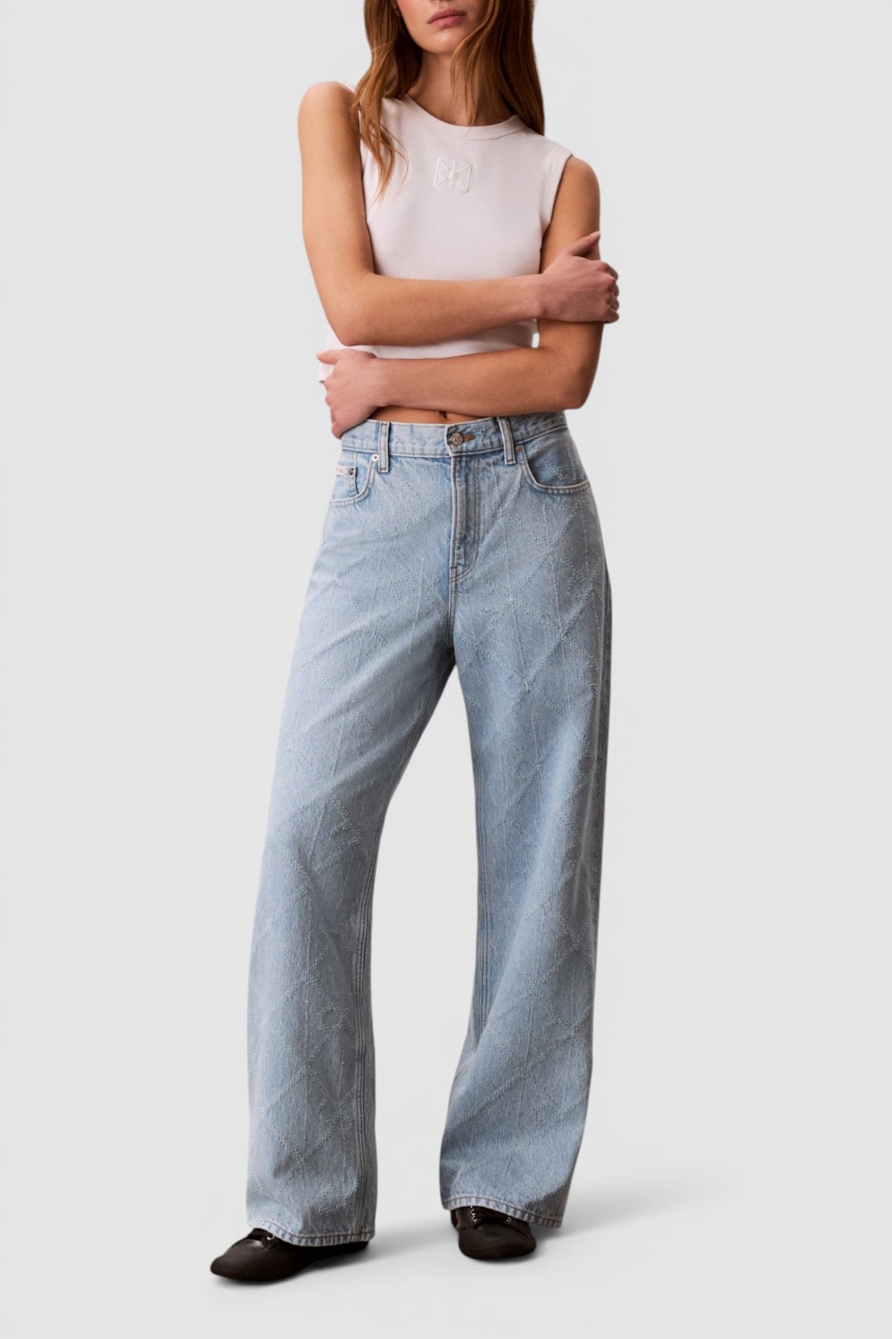 תמונת כל הלוק של מכנסי ג'ינס באגי